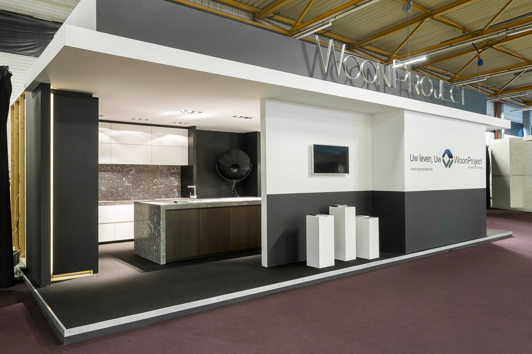 Foto van de stand van WoonProject Aalter op de bisbeurs. Er werden mooie moderne design keukens tentoongesteld.