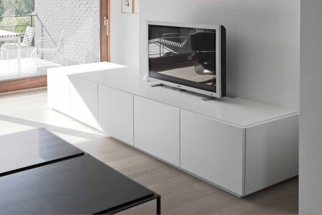 Op deze detailfoto ziet u moderne witte design kasten in de woonkamer van Waterkant geplaatst en ontworpen door WoonProject.
