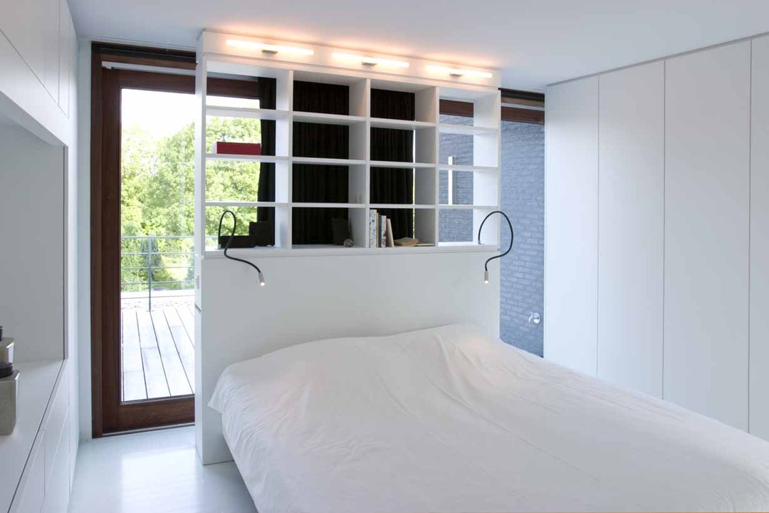 WoonProject Aalter ontwierp deze mooie slaapkamer op maat voor Waterkant Veurne. Op de vloer ligt laminaat van hoge kwaliteit.