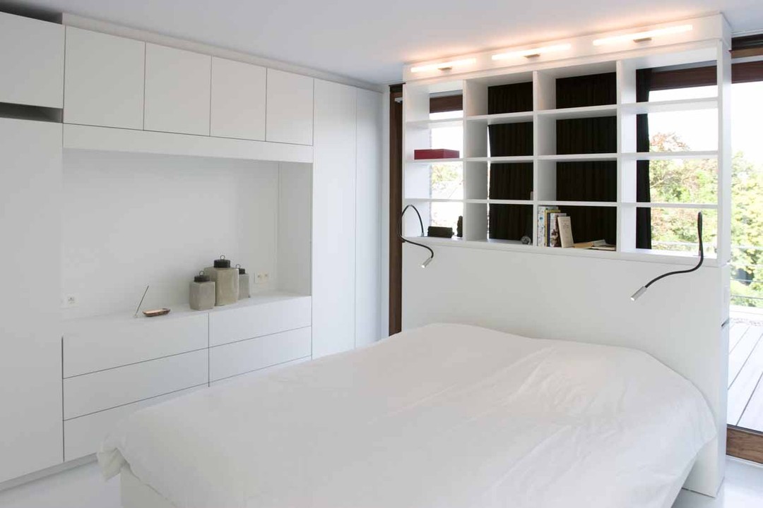 Voor Waterkant in Veurne ontwierp en plaatste WoonProject de mooie totaalinrichting van de slaapkamer. Op de vloer ligt laminaat van de hoogste kwaliteit.