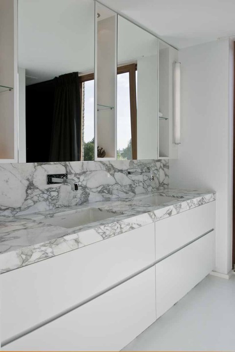 WoonProject Aalter ontwierp voor Waterkant in Veurne deze prachtige moderne witte design badkamer met marmer accenten