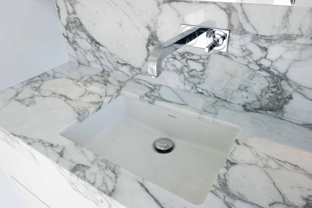 WoonProject ontwierp op maat deze mooie badkamer met marmer accenten voor Waterkant in Veurne. 