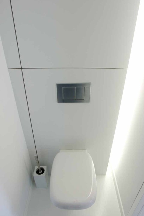 WoonProject maakte en plaatste dit design gasten toilet voor Waterkant Veurne.  Het design is wit, strak en clean.