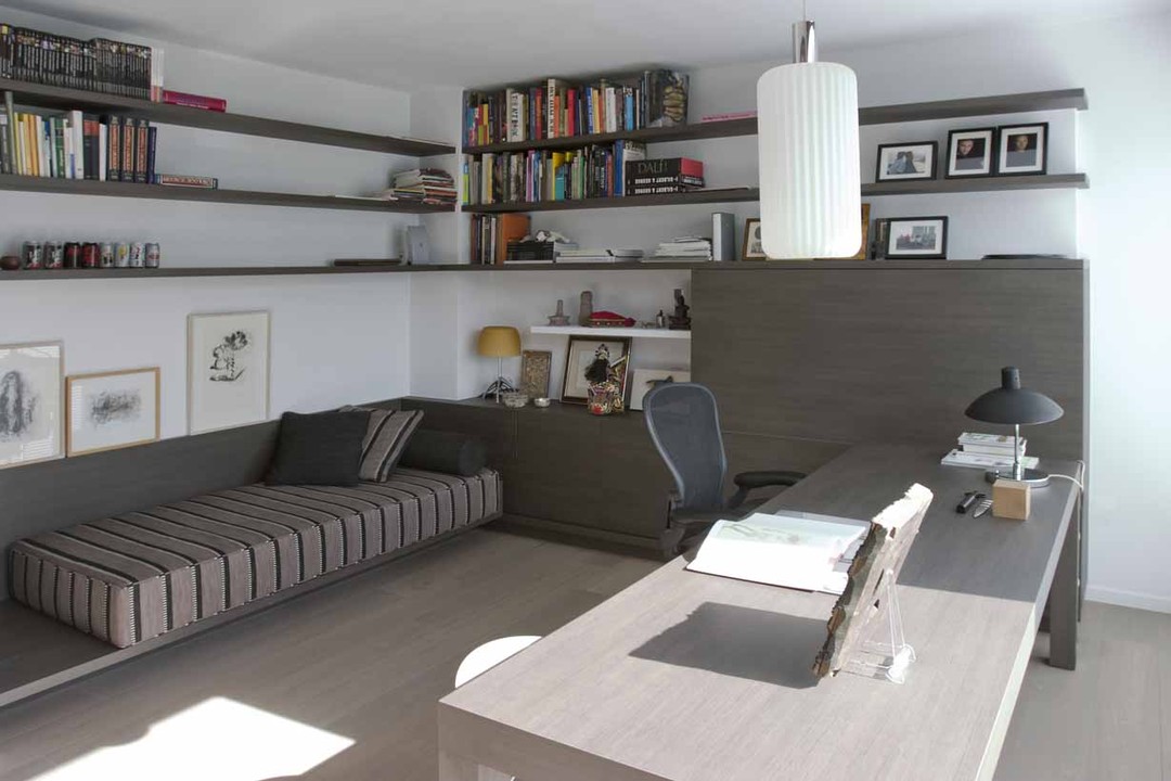 WoonProject Aalter ontwierp de totaalinrichting van het interieur van deze mooie design bureau kamer in laminaat.