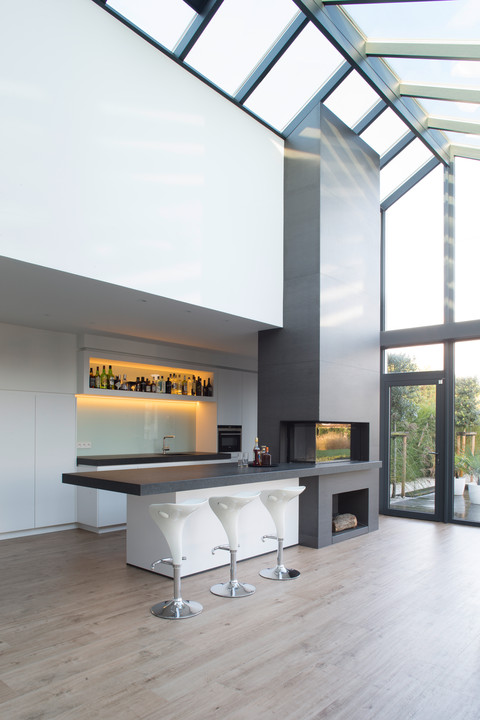 Complete mooie moderne design keuken met wit gelakte kasten en een werkblad in natuursteen. Inclusief haard voor een warme toets!