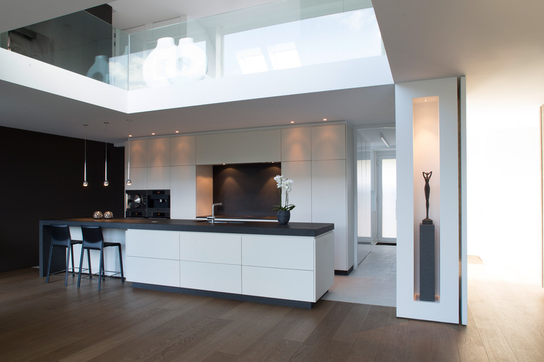 Mooie witte moderne design keuken met keukeneiland, door WoonProject ontworpen en op maat gemaakt.