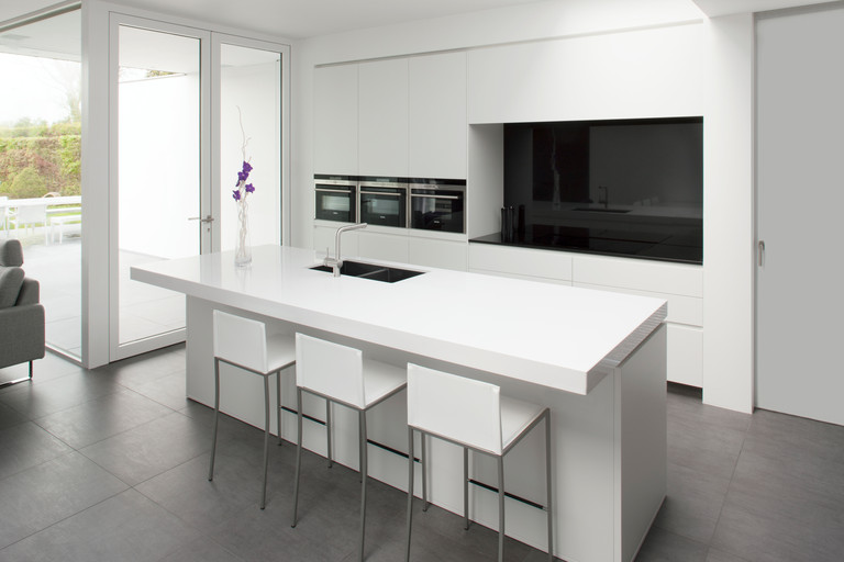 Deze moderne keuken met keukeneiland werd door keukenwinkel WoonProject in Aalter op maat gemaakt en ontworpen.