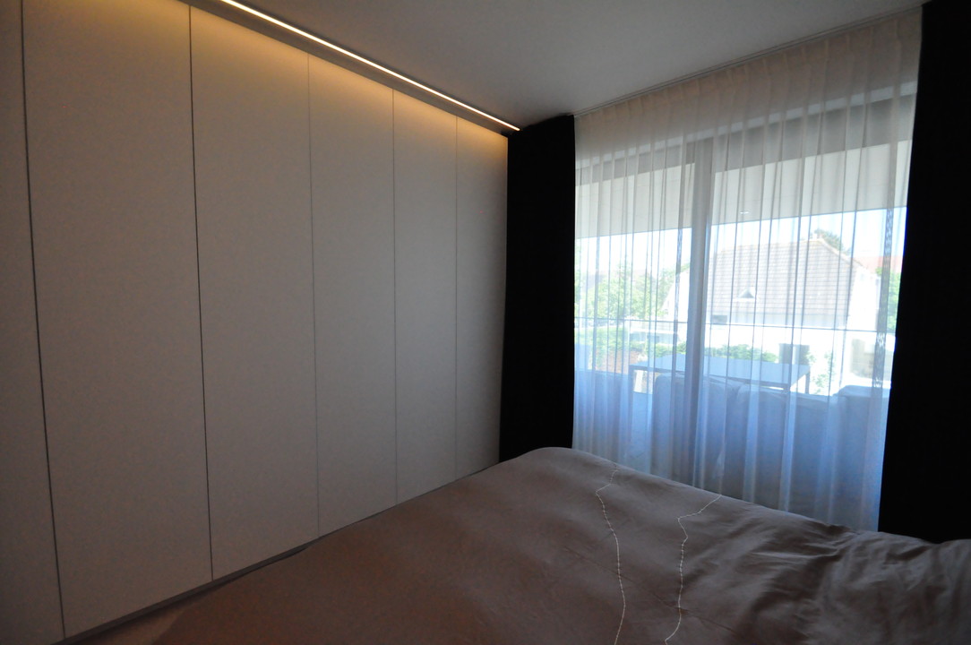 De totaalinrichting van het mooie design interieur van deze slaapkamer in La Reserve in Knokke werd door WoonProject op maat gemaakt en ontworpen.