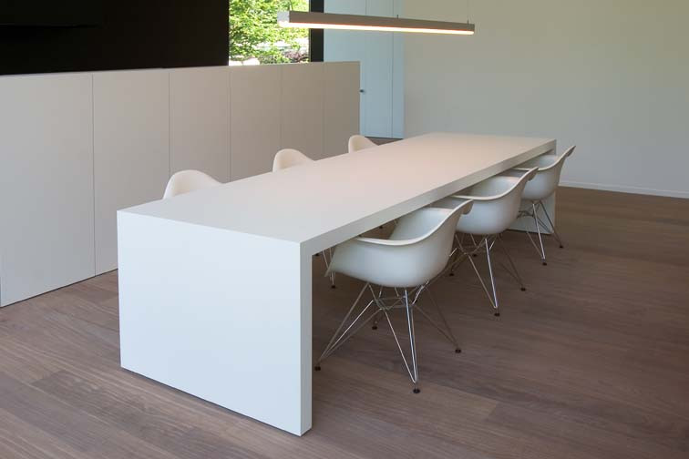 Deze mooie strakke witte design tafel werd door WoonProject in Aalter op maat gemaakt.