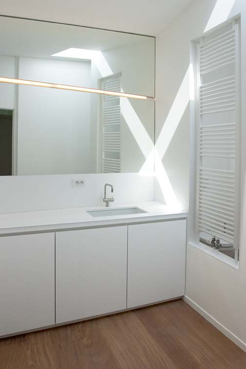 Deze mooie design badkamer werd door WoonProject Aalter op maat gemaakt en werd afgewerkt met wit laminaat.