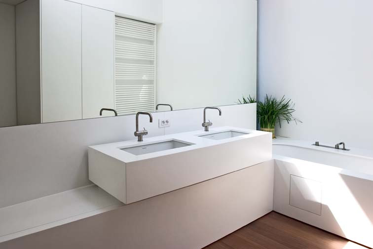 Deze mooie moderne witte design badkamer werd door WoonProject op maat gemaakt en past perfect in een strak interieur.