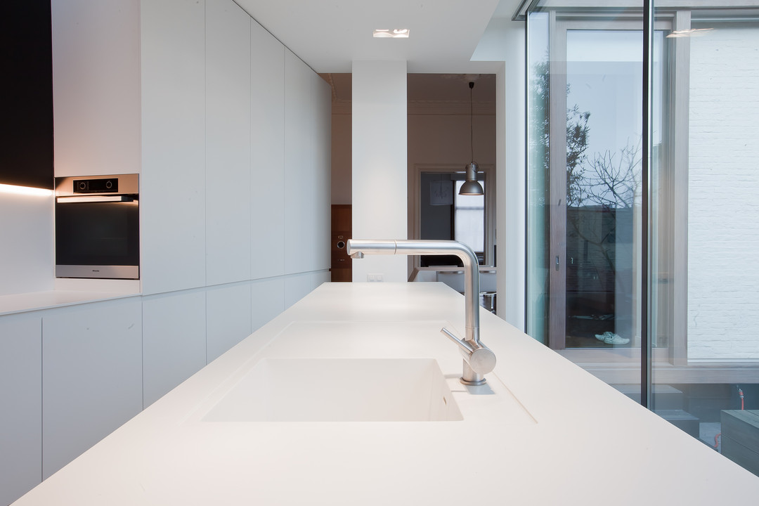 Dit mooie moderne witte keuken werkblad werd door WoonProject op maat gemaakt en geplaatst. 